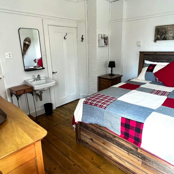 A bedroom at the Auberge musicale Pour un Instant.