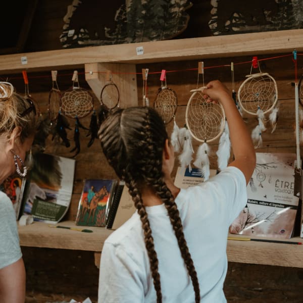 2 women shopping à la Boutique d'art autochtone Matuweskewin.
