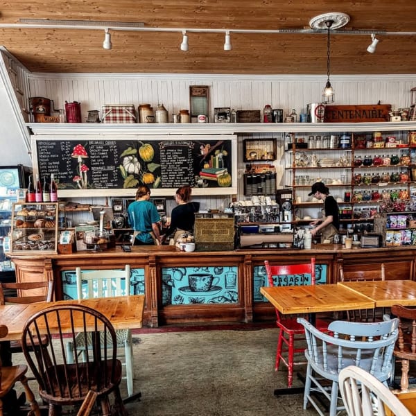 Comptoir et décor d'antan.