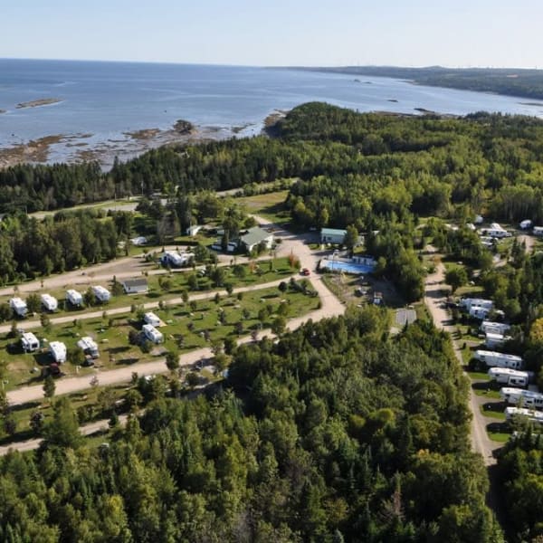 Vue aérienne du camping et bord de mer.