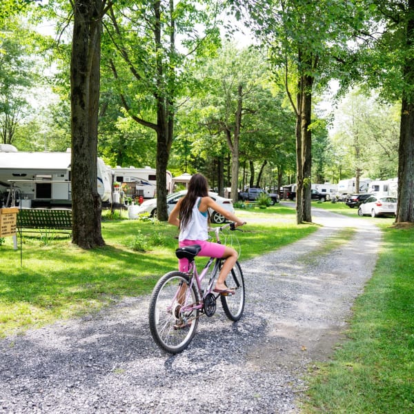 Une fille sur un vélo au Camping Caravelle.