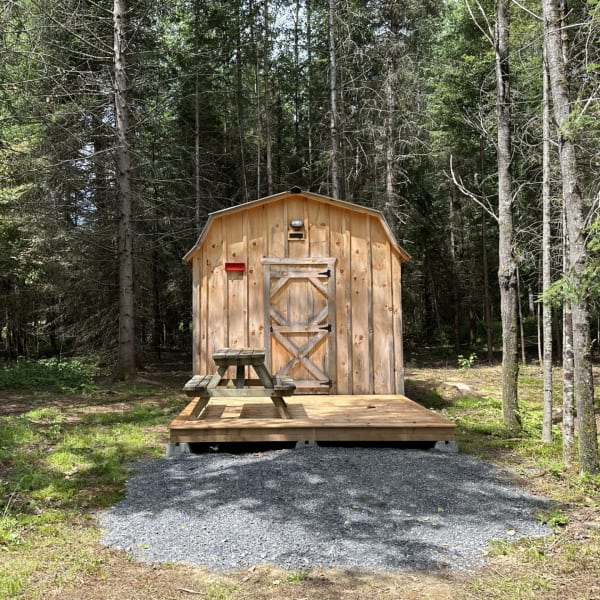 Prêt-à-camper en forme de grange en été. 