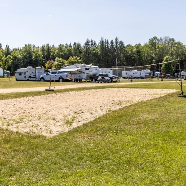 Camping Oiseau Bleu - sand volleyball court
