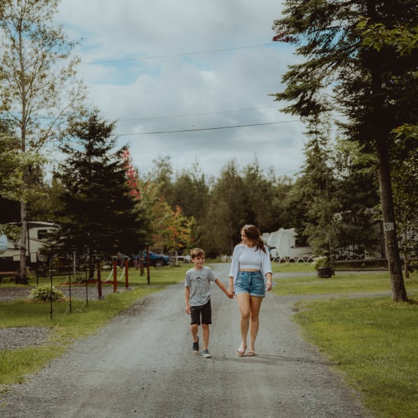 Une mère et son enfant au Camping Mystic, secteur Saint-René.