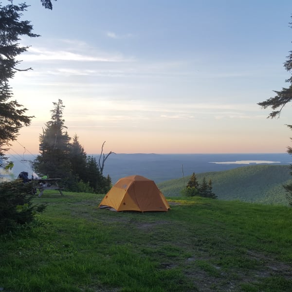 Camping in Brome-Missisquoi : mountain-top tent