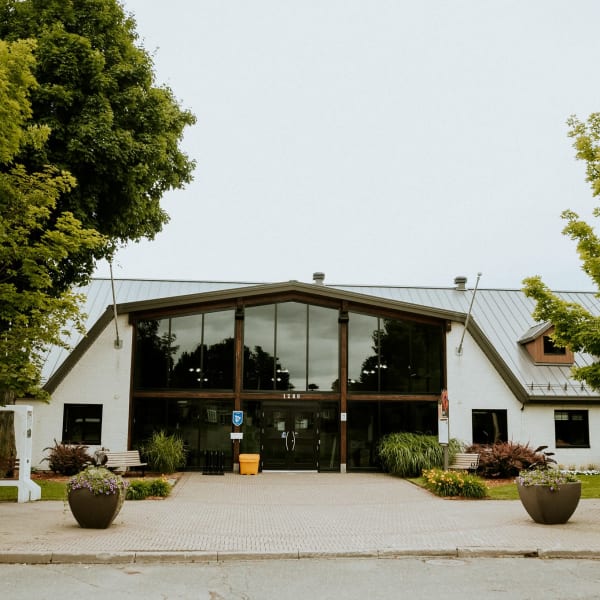 Façade du Carrefour Jean-Louis-Vallée.