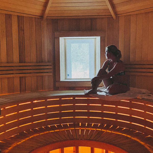 Femme dans le sauna du Centre de vie.