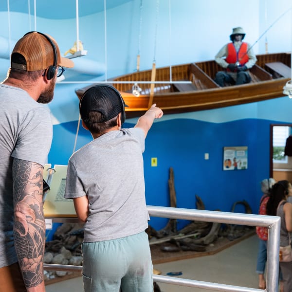 Un père et son fils au Centre d'interprétation du doré jaune.