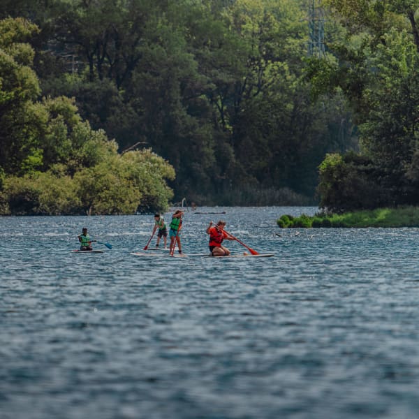 Centre nautique Gervais-Désourdy - People are paddleboarding.
