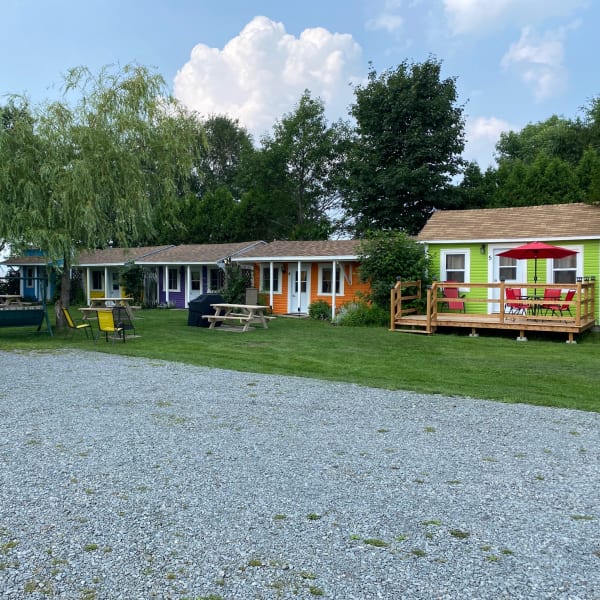 Les petits chalets colorés de Chalets de la Baie.