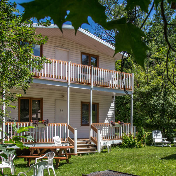 Chalets Lac-Beauport - Le Chalet Le Villageois en été.