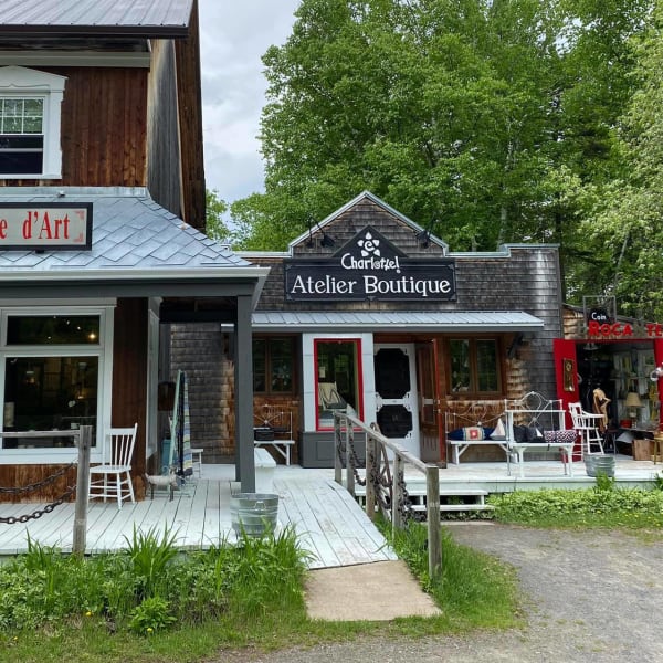 Façade du bâtiment de Charlotte! Atelier boutique.