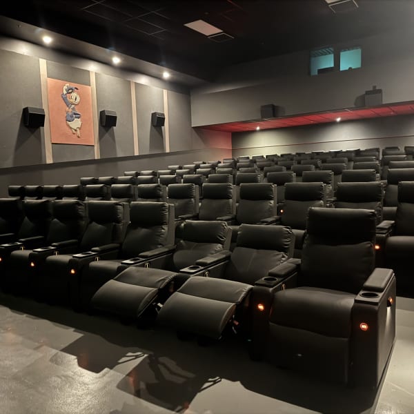 Salle deluxe du Cinéma Carnaval Châteauguay.