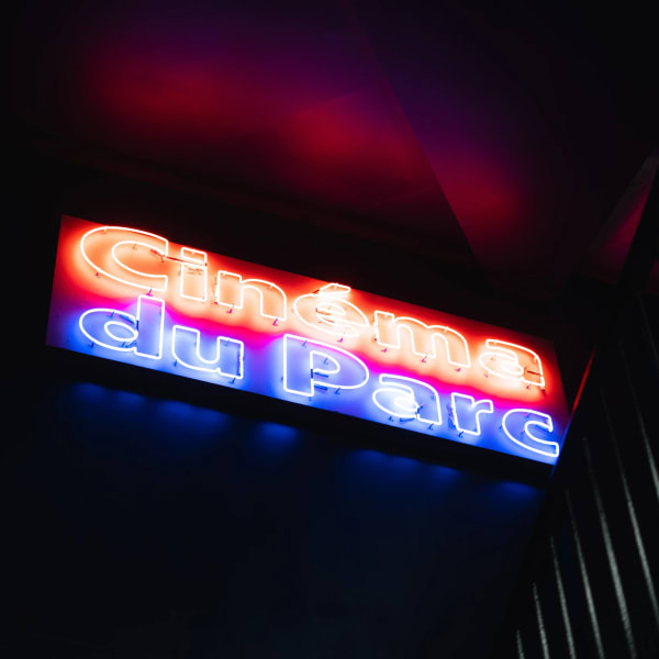 Enseigne illuminée du Cinéma du Parc.