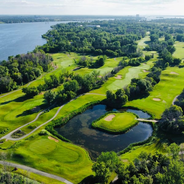 Vue aérienne du Club de golf de l'Île de Montréal.