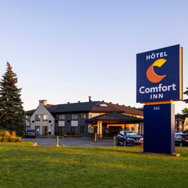 The Comfort Inn Montreal Airport, as seen from the outside.