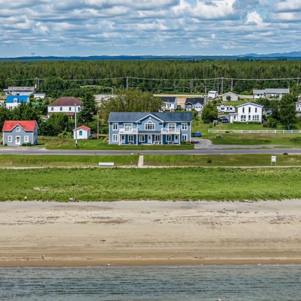 Aerial view of the Condos de la Mer building.