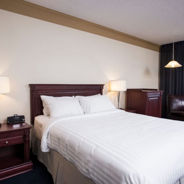 Chambre 1 lit queen au Centre Hôtelier Deville.