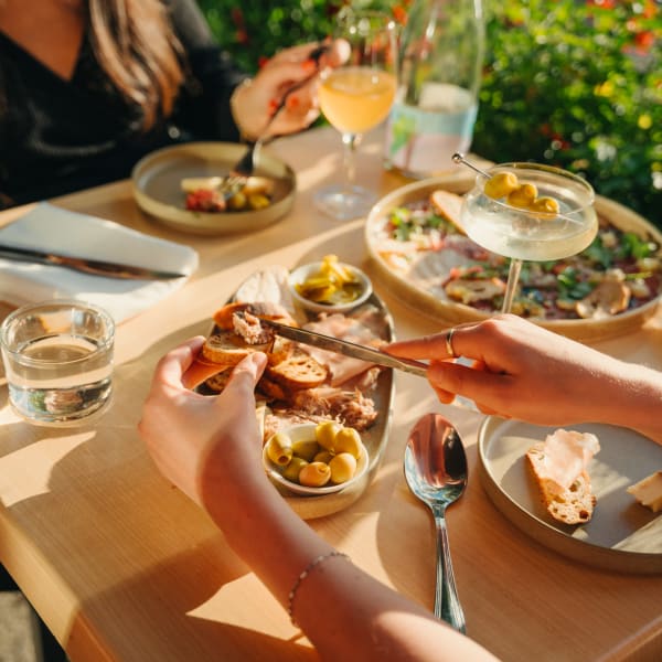 Repas et verres de vin à table.
