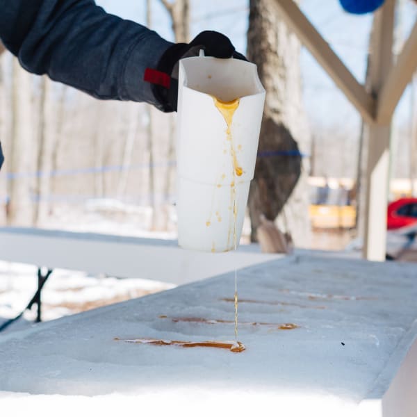 Tire d'érable sur neige à l'Érablière La Petite Coulée de St-Esprit.