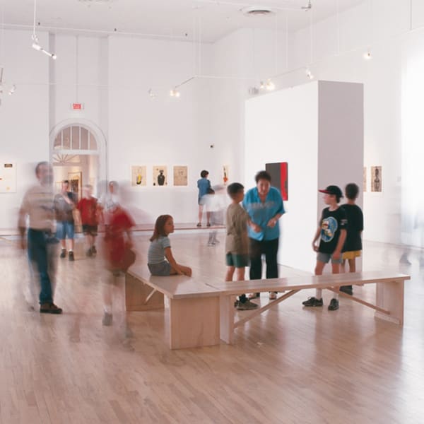 Groupe dans une salle d'exposition.