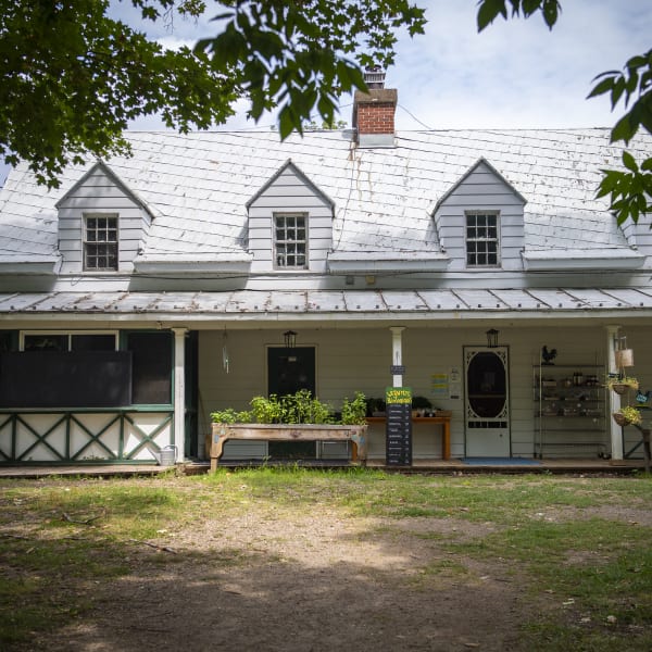 Extérieur du bâtiment de la Ferme écologique du Parc-nature du Cap-Saint-Jacques.