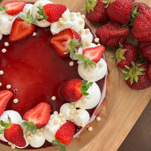 Fraises fraîches et shortcake aux fraises sur un plateau en bois.