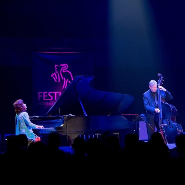 Deux artistes de Jazz sur la scène.