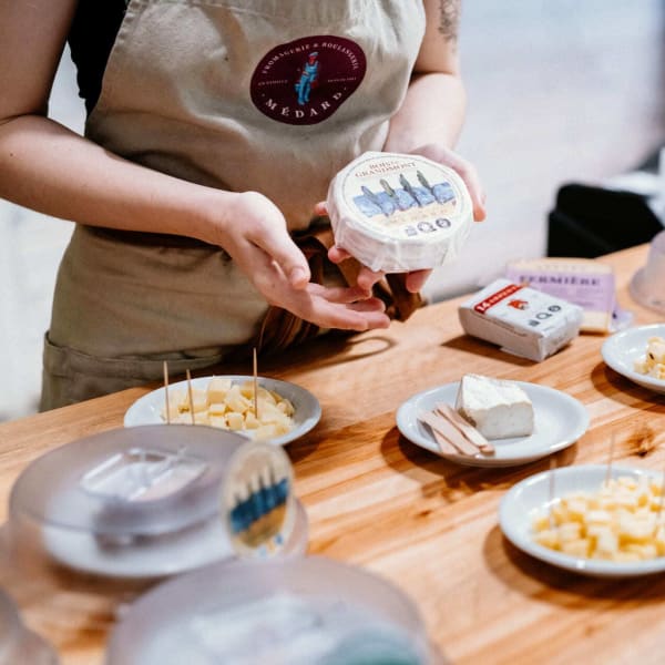 Dégustation de fromages à la Fromagerie Médard.