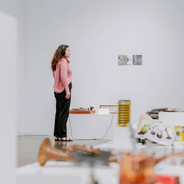 Une femme à la Galerie d'art Foreman.