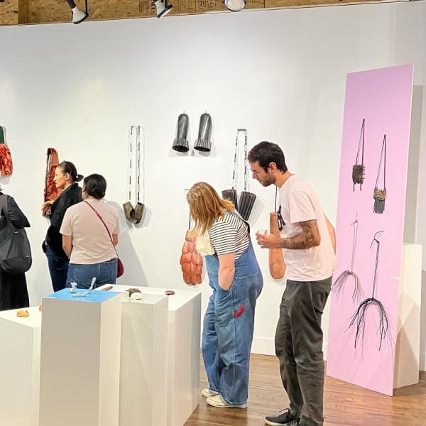 Des personnes à une exposition de la Galerie Noël Guyomarc'h.