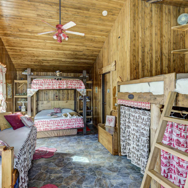 Themed room at the Gîte Ambrelane.