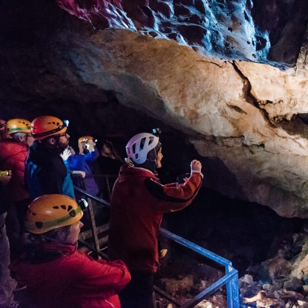 Visite de l'une des grottes de Grotte de Saint-Elzéar.