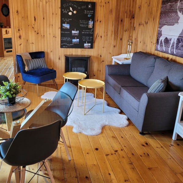 Living room of one of the studios at the Hébergement du Bateau.