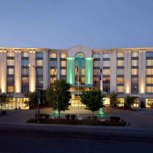 Holiday Inn & Suites Montréal Aéroport - Façade de l'hôtel
