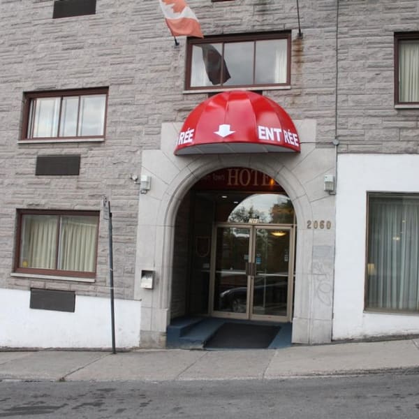 Hôtel des Arts - Hotel entrance
