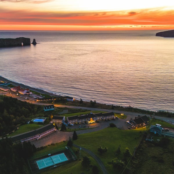 Hôtel Le Mirage - Waterfront with a sunset in Percé