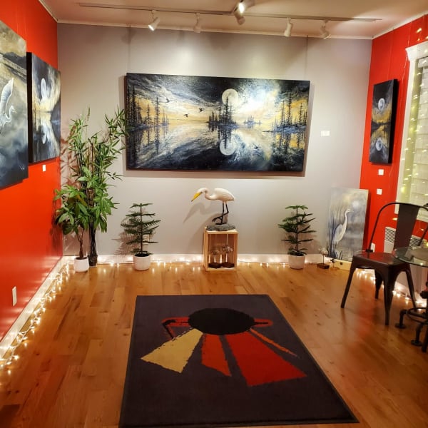 Galerie de Miss Rey displaying paintings of landscapes and birds.