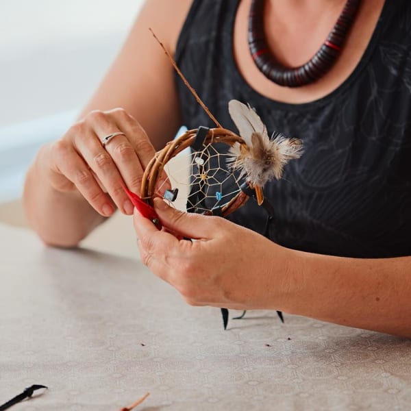 Dreamcatcher-making workshop, La hutte de médecine étoilée.