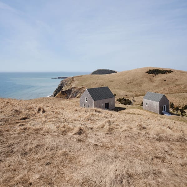 L'Amphithéâtre - Two buildings in the wild
