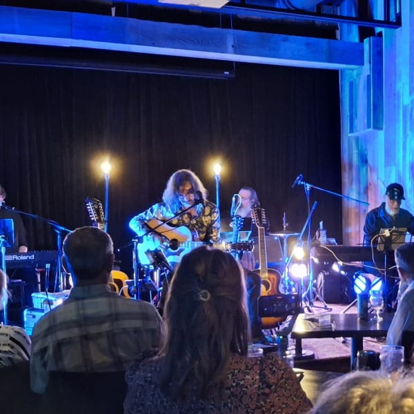 Music show at Le Bankeur microbrewery.