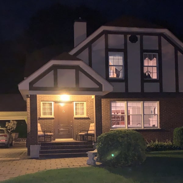 Maison Tudor - Facade of the B&B at night
