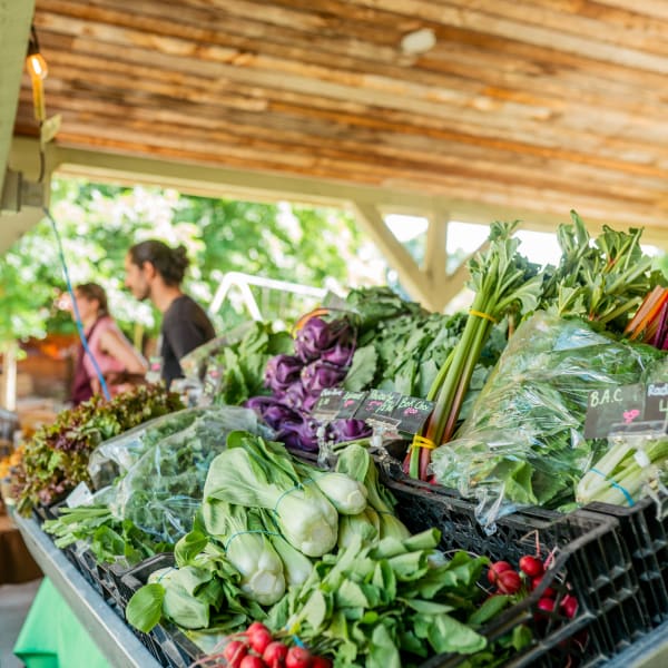 Marché de soir de Compton - Un kiosque rempli de légumes.