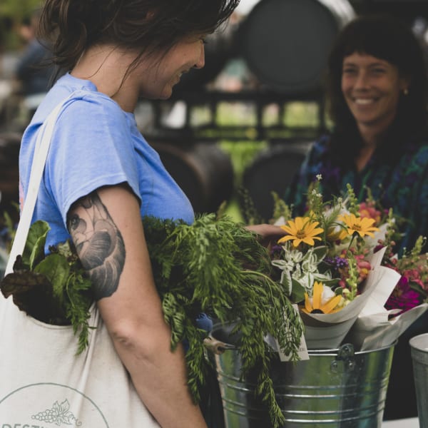 Marchés publics de Brome-Missisquoi : femme magasinant