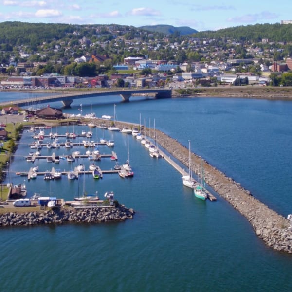 Vue aérienne de la Marina de Gaspé / Club nautique Jacques-Cartier.