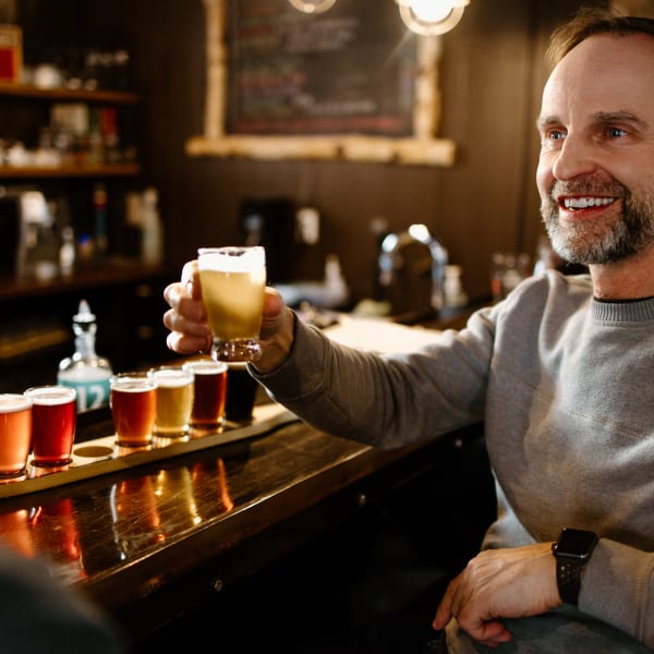 Homme avec une palette de bières à la Microbrasserie le Coureur des Bois.