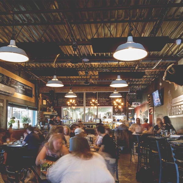 Intérieur de la Microbrasserie Le Prospecteur.