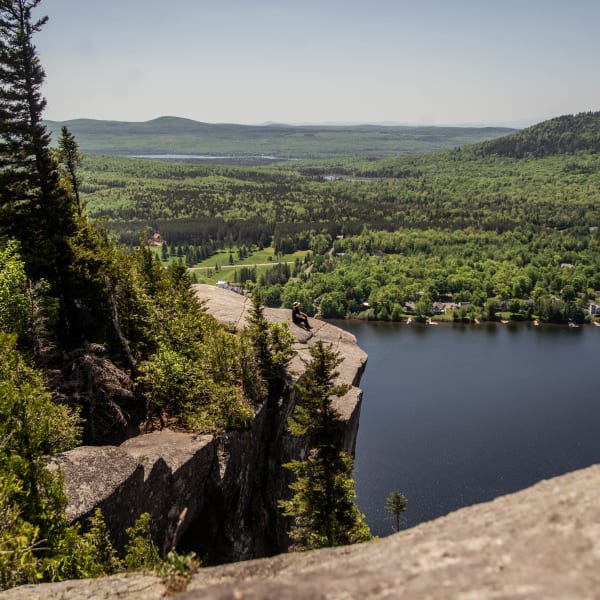 Vue panoramique du haut du sommet et du lac.