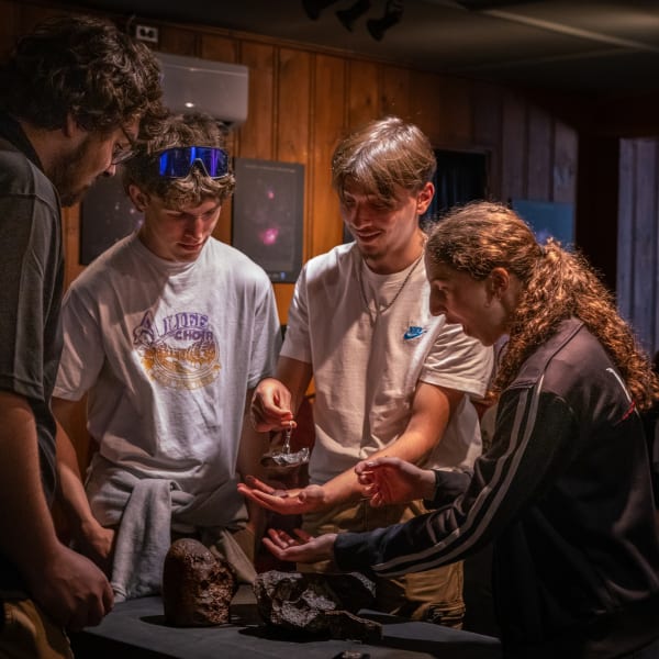 Des jeunes à l'Observatoire de l'Astroblème de Charlevoix.