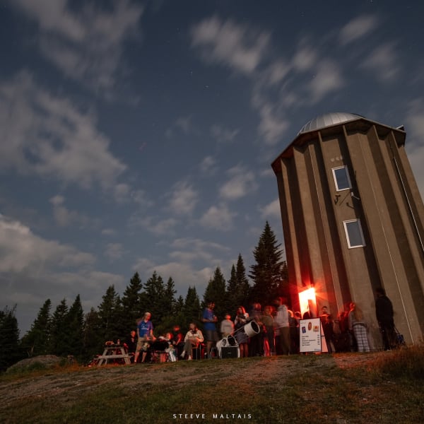 L'Observatoire du Mont-Cosmos la nuit.